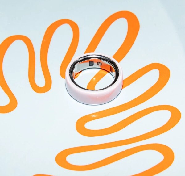 Умное кольцо на белом фоне с оранжевым узором.