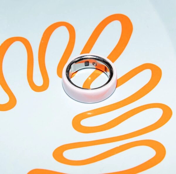 Умное кольцо на белом фоне с оранжевым узором.