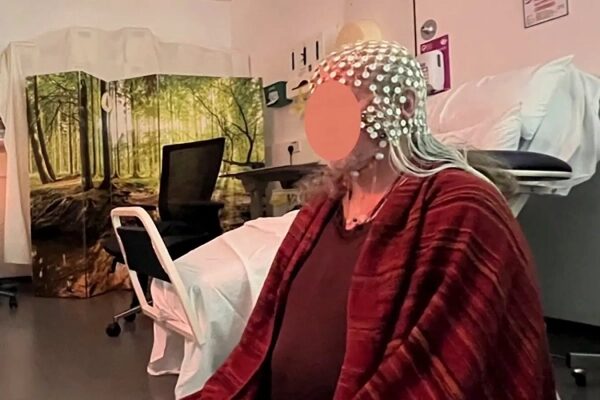 Психоделический препарат 5-MeO-DMT вызывает состояние мозга, схожее с состоянием во время медитации. 3 Лама проходит запись мозговой активности во время медитации.