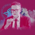 Человек в очках и костюме на фоне логотипа департамента здравоохранения.