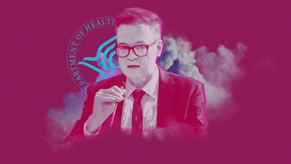 Человек в очках и костюме на фоне логотипа департамента здравоохранения.