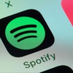 Иконка приложения Spotify на экране телефона, крупный план.