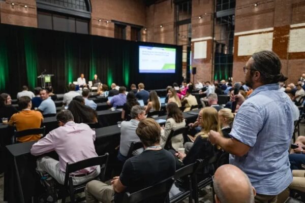 Приглашаем к участию спикеров: TechCrunch Founder Summit 2026 3 Аудитория на секционном заседании TechCrunch Founder Summit