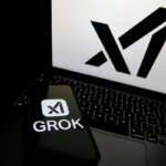 Логотип "Grok" на экране смартфона и ноутбука на черном фоне.