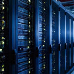 Темный серверный зал с работающими серверами и мерцающими огнями.