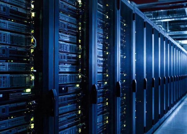 Темный серверный зал с работающими серверами и мерцающими огнями.