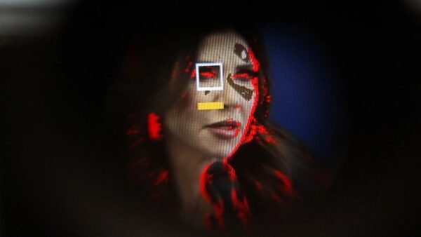 Женщина с эффектом цифрового искажения на лице, красные и жёлтые пиксели.