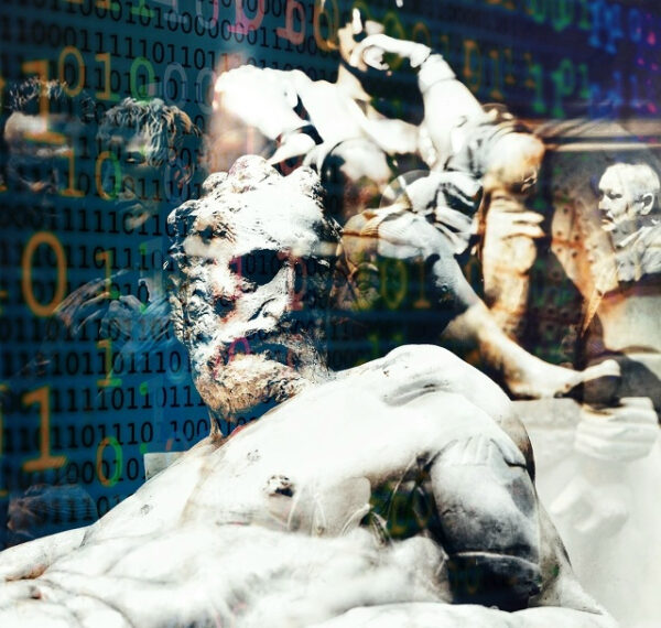 Скульптуры на фоне цифрового кода, современное искусство и технологии объединены.