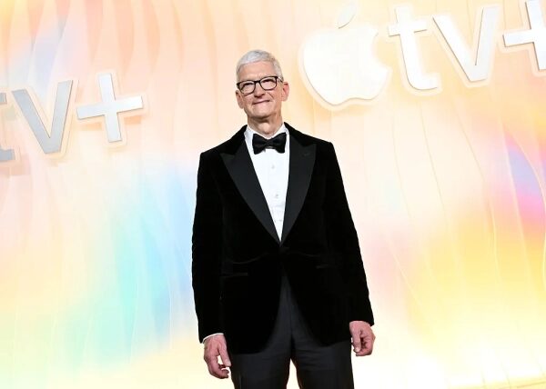 Дети, которых «выбирали последними на уроках физкультуры», готовятся к Суперкубку. 3 Мужчина в смокинге на фоне логотипа Apple TV+ на светлом фоне.