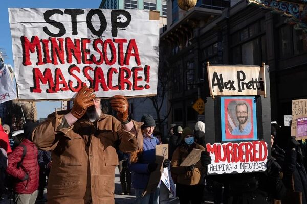 Протест против насилия в Миннесоте с плакатами и толпой на улице города.