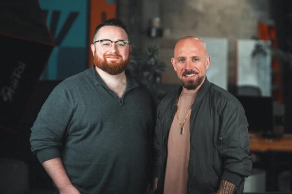 Два человека в студии с индустриальным интерьером на фоне.