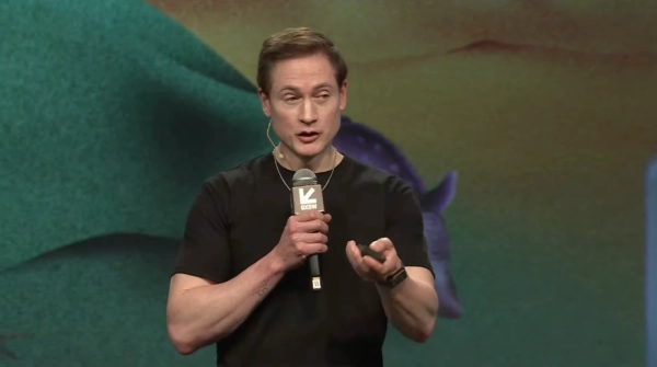 Человек на сцене с микрофоном, выступает на мероприятии SXSW.