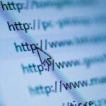 Компьютерный экран с URL-ссылками и курсором мыши.