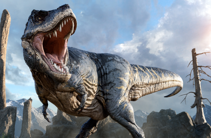 Тираннозавр с открытой пастью на фоне гор и облаков.