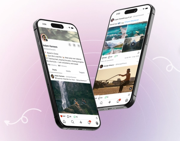 Основатель UpScrolled утверждает, что социальная сеть преодолела отметку в 2,5 миллиона пользователей. 1 Два смартфона с социальными сетями на экране, розовый фон, векторные стрелки.