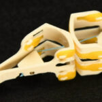 Части механизма на чёрном фоне, крупный план.