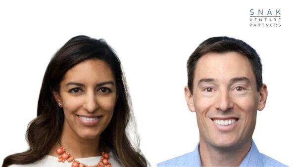 Два улыбающихся человека, мужчина и женщина, на белом фоне, логотип SNAK Venture Partners.