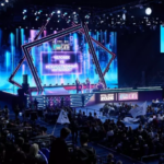 Конференция "Человек vs Искусственный интеллект" на сцене с множеством зрителей.