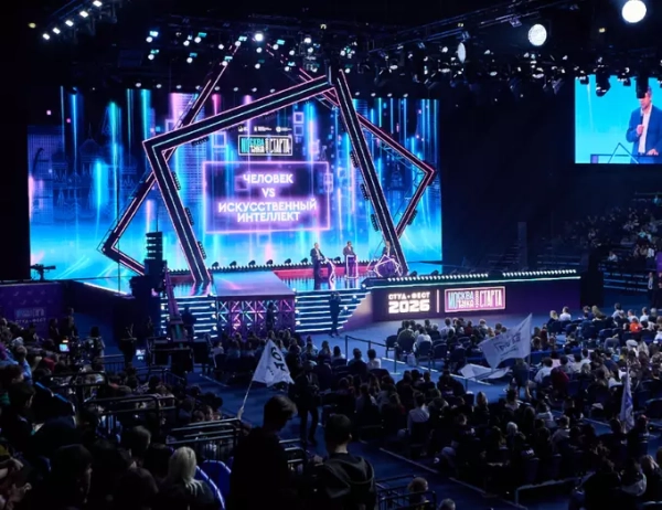 Конференция "Человек vs Искусственный интеллект" на сцене с множеством зрителей.