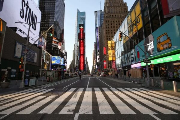 Пустая Таймс-сквер в Нью-Йорке с яркими рекламными экранами и небоскрёбами.