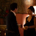 Мужчина и женщина на рождественском вечере в элегантной комнате с украшенной елкой.