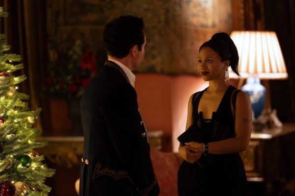 Мужчина и женщина на рождественском вечере в элегантной комнате с украшенной елкой.