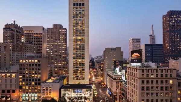 Вид на городской пейзаж высотками и вечерним освещением города.