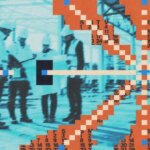 Сотрудники на стройке в защитной одежде, размытый календарь на переднем плане.