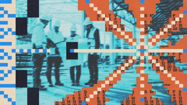 Сотрудники на стройке в защитной одежде, размытый календарь на переднем плане.