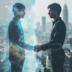 Двое мужчин за стеклом в городе, отражение, электронные эффекты.