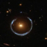 Эйнштейново кольцо в космосе: гравитационная линза, яркие галактики и звезды.