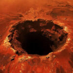 Поверхность Марса с крупным кратером, красный рельеф.