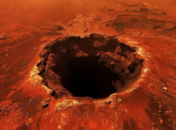 Поверхность Марса с крупным кратером, красный рельеф.