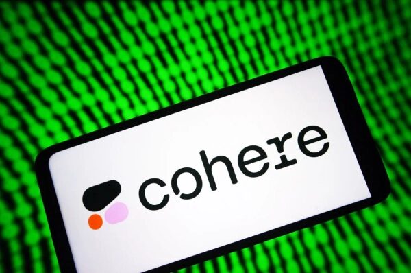 Годовой доход Cohere в 240 миллионов долларов создает предпосылки для IPO. 2 Экран смартфона с логотипом Cohere на фоне зеленого цифрового кода.