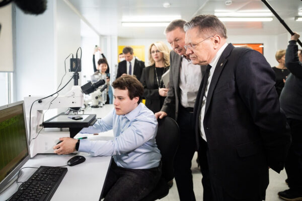 Физики Университета МИСИС продемонстрировали генеральному директору госкорпорации «Росатом» Алексею Лихачёву 16-кубитный сверхпроводниковый квантовый процессор на флаксониумах 3 aa6adf1b04abac5350b8c73e553f6ebf