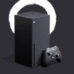 Игровая консоль Xbox Series X с контроллером на темном фоне.