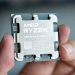 Человек держит процессор AMD Ryzen 5 7600X крупным планом.