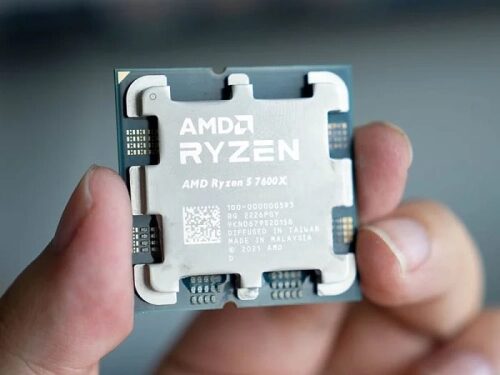Человек держит процессор AMD Ryzen 5 7600X крупным планом.