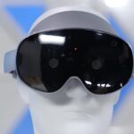 Виртуальные очки на манекене с голубым фоном, вид спереди.