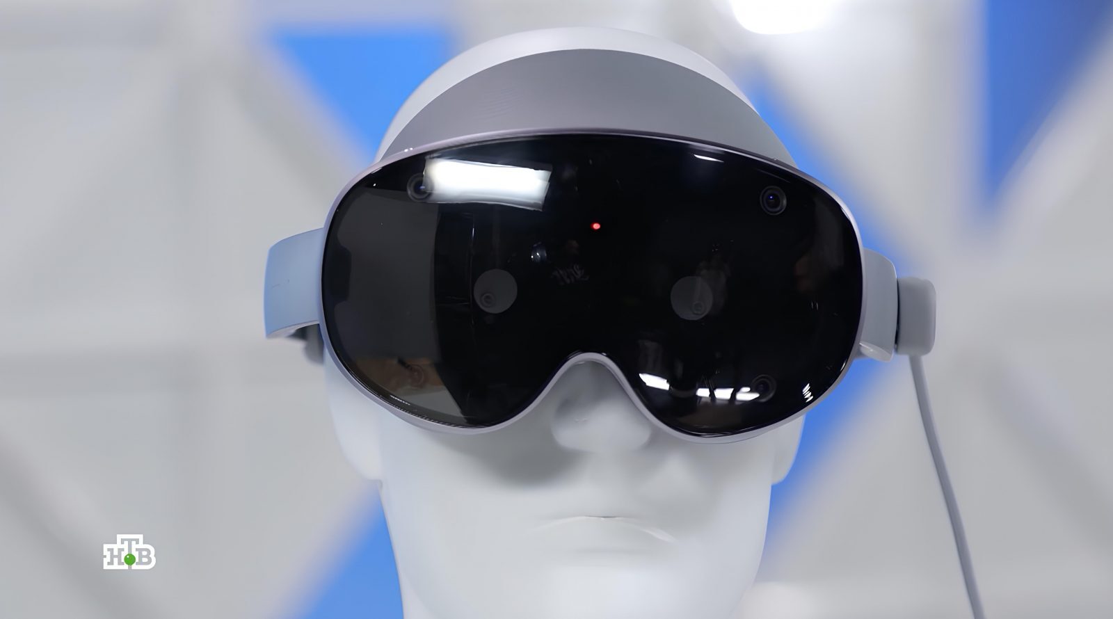 Виртуальные очки на манекене с голубым фоном, вид спереди.