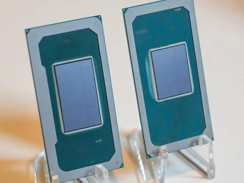 Два процессора в пластине на подставках, вид спереди.