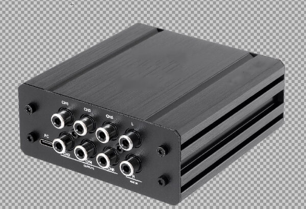 Автозвук, созданный инженерами, а не маркетологами 3 Черный аудиоусилитель с несколькими разъемами на сером фоне.