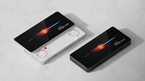 Консоли PlayStation Portable Play белого и черного цвета на светлом фоне.