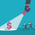 Бизнесмены бегут за долларом, подсвеченным фонариком. Концепция финансовой конкуренции.