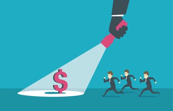 Бизнесмены бегут за долларом, подсвеченным фонариком. Концепция финансовой конкуренции.