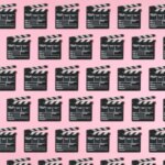 Множество кинохлопушек на розовом фоне, повторяющийся узор.