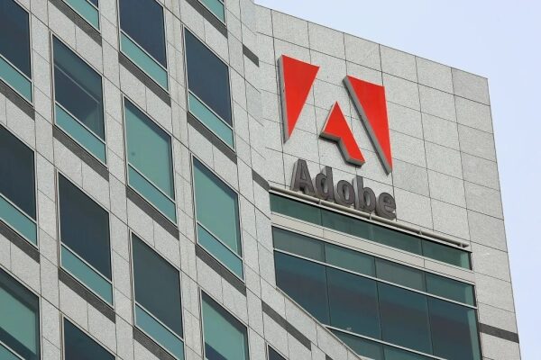Логотип Adobe на фасаде офисного здания.