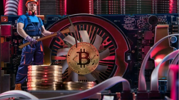 Шахтёр с киркой и символом биткойна на фоне компьютера, символизируя майнинг криптовалют.