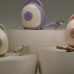 Три разноцветных круглых устройства на пьедесталах, подключенные к прозрачным трубкам.