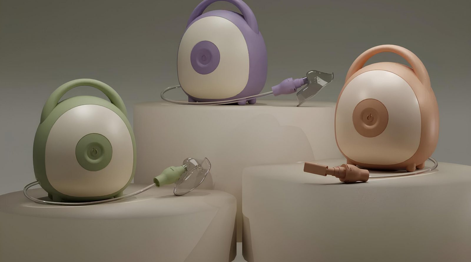 Три разноцветных круглых устройства на пьедесталах, подключенные к прозрачным трубкам.